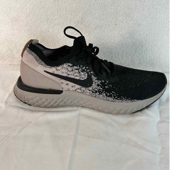 Nike Epic React Flyknit Running Shoes Sneakers Black Athletic Womens Size 11 - Picture 5 of 15